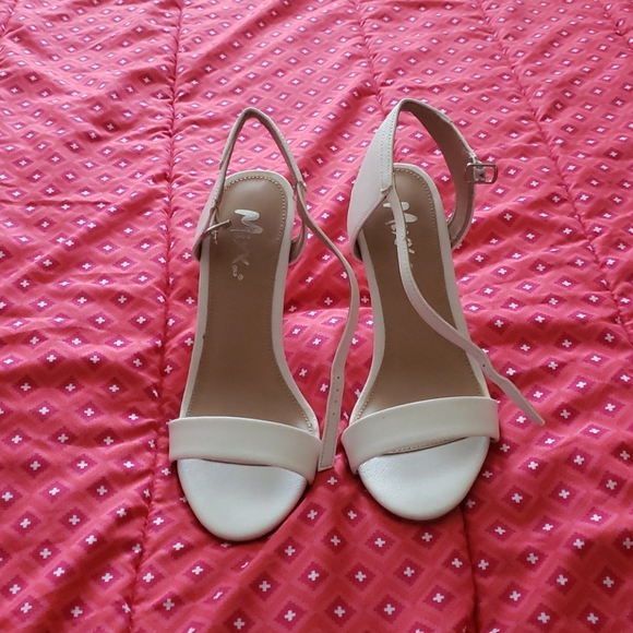 NWOT White heeled sandals. Size 7. - Picture 2 of 6